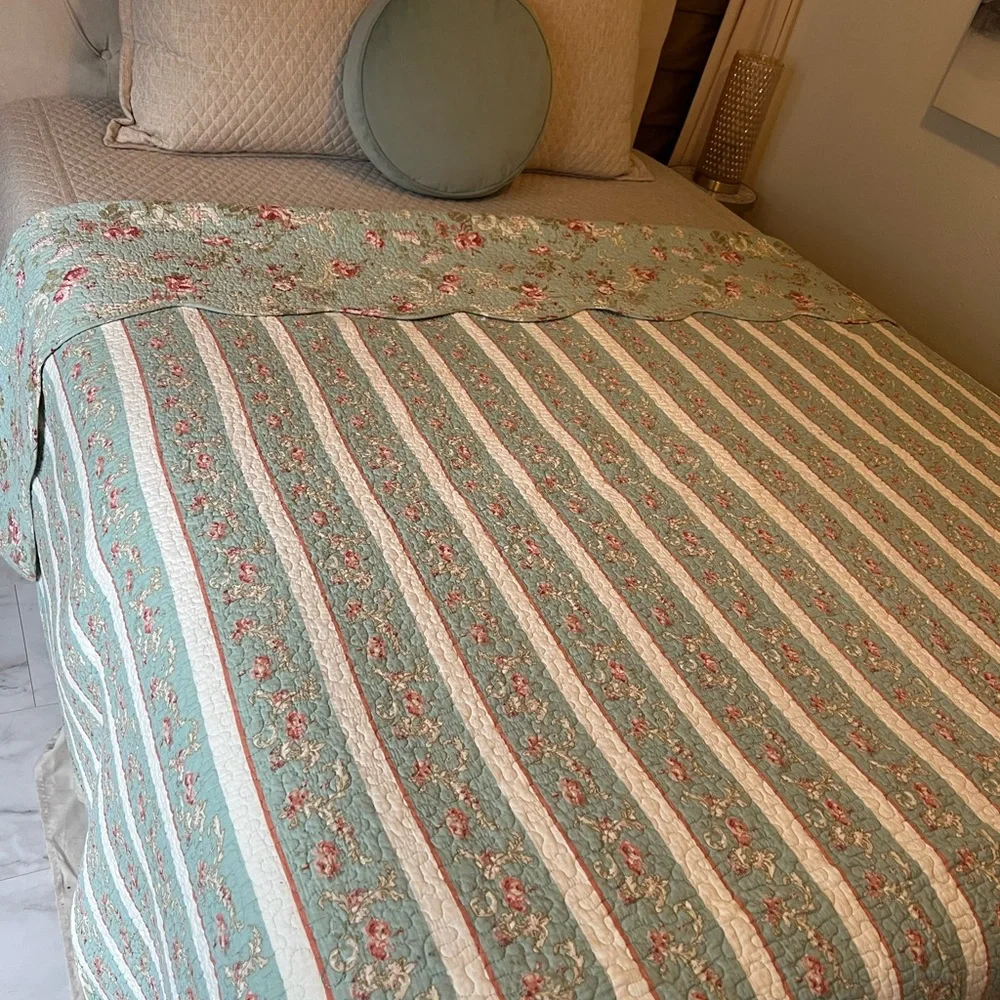 Reversible King Quilt Like New: Light Teal Floral & Stripe Reversible Quilt
